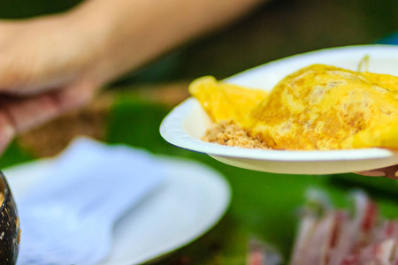 在泰国最受欢迎的街头食品中，常用虾和鸡蛋搅拌面，这是泰国最流行的一种食品