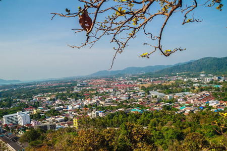 泰国普吉市小山景从Khao Rang观点看普吉市美丽的景观。