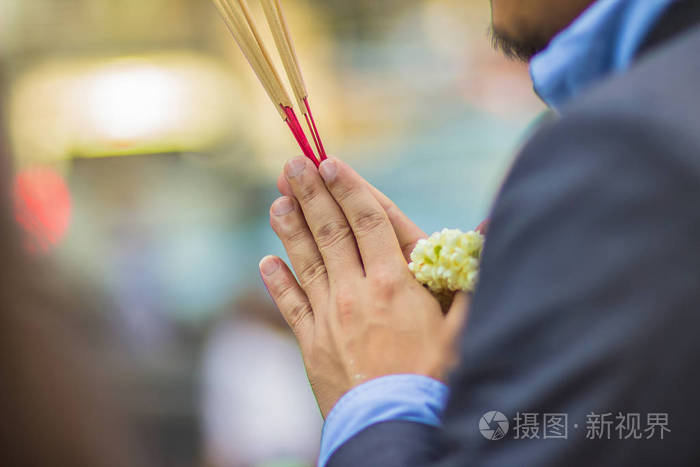 闭人手捧香枝和万寿菊，花轮期间做功德祭拜仪式