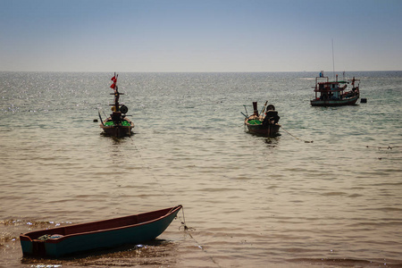 泰国普吉岛奈阳海滩渔夫村海滩停泊的渔夫船的美丽景色。