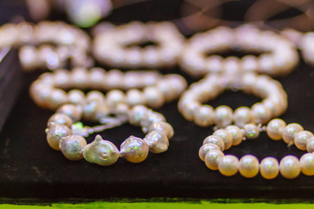 美丽的白色珍珠手镯出售，优质珍珠产品来自泰国普吉岛。