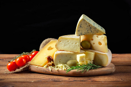 把不同类型的奶酪放在木桌上