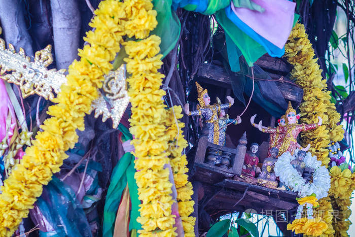 泰国精神榕树装饰着丝带和精神制品