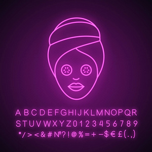 水疗程序霓虹灯图标。 带黄瓜面膜的女人。 带有字母编号和符号的发光符号。 矢量孤立插图
