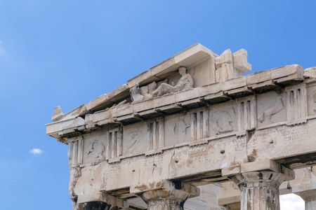在希腊首都雅典卫城重建的帕台农神庙和埃里希翁古遗址。 卫城是一个重要的历史地标。