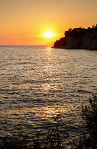 美丽的海景。夕阳西下地平线。景色宜人。暑假旅游目的地很受欢迎。欣赏风景，放松一下傍晚的日落