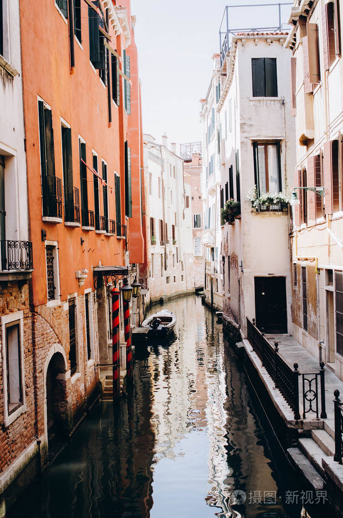 美丽的风景街道与历史传统的房子在欧洲的一个老城镇与蓝天和云彩在