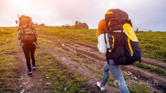 旅行生活方式和生存概念后景徒步旅行的女人带着背包享受徒步旅行去山