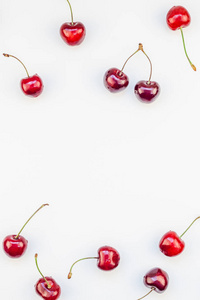 创意顶部的新鲜成熟樱桃图案布局与复制空间隔离在白色背景上，以最小的风格。 夏季乐趣和健康饮食的概念。 你的文字或食物设计模板