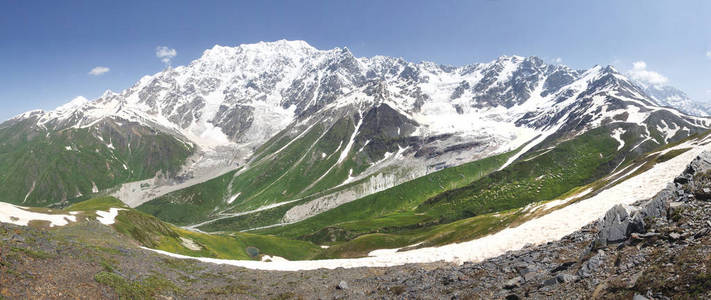 上斯瓦涅季亚山风景在佐治亚。高加索的山脊上有雪山山峰和绿草在阳光明媚的夏日。高山在上斯瓦涅季亚。格鲁吉亚坐骑的自然全景图