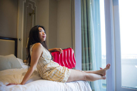 方式肖像年轻快乐美丽的亚洲旅游妇女带着旅行箱刚到达五星级酒店房间