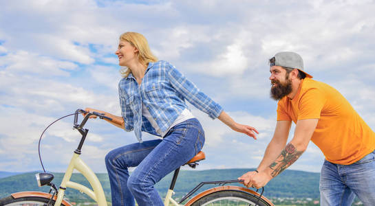 支持有助于相信自己.感到冲动开始移动.女人骑自行车的天空背景.
