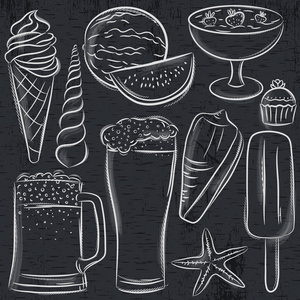 一套夏季符号贝壳啤酒冰淇淋西瓜黑板背景矢量插图。