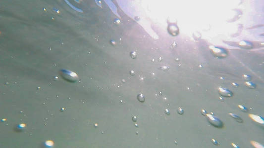 运动中有气泡的水下海景