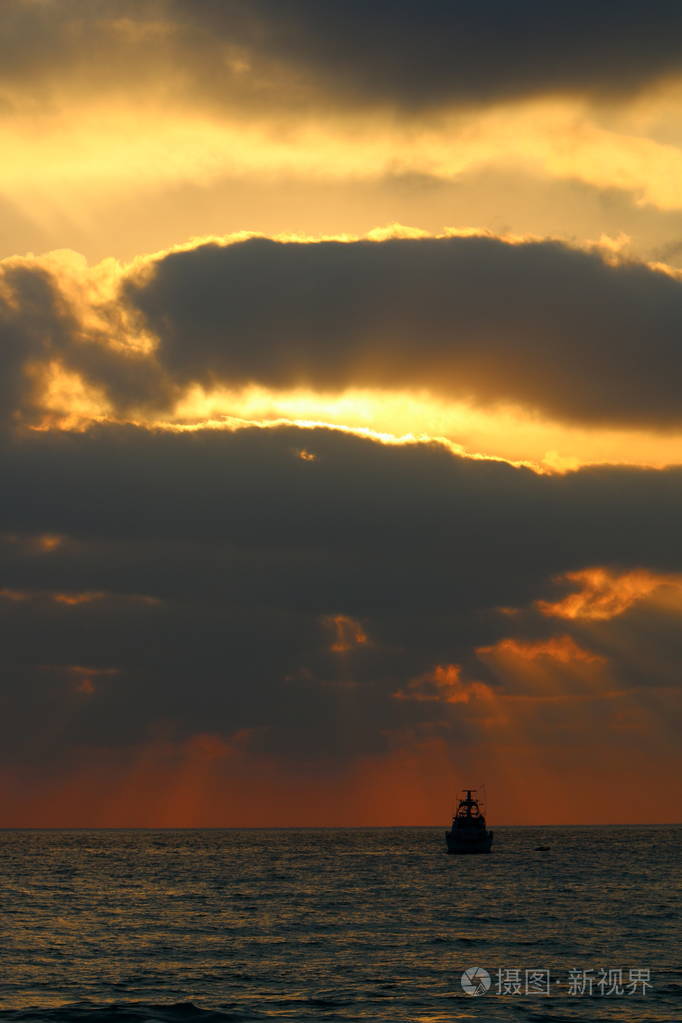 在以色列北部地中海的地平线上太阳落下
