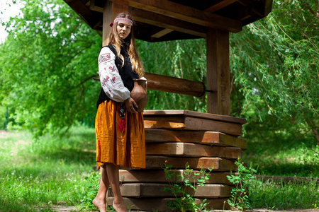 美丽纤细的乌克兰刺绣背景木井获得淡水