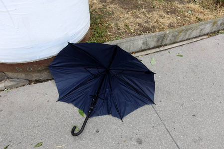雨伞是一种用来保护一个人免受雨水或阳光照射的装置。