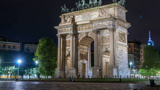 在Sempione广场Simplon广场的和平拱门，ArcoDella的步伐在夜间侧视时被照亮。 这是一座新古典凯旋门，高2