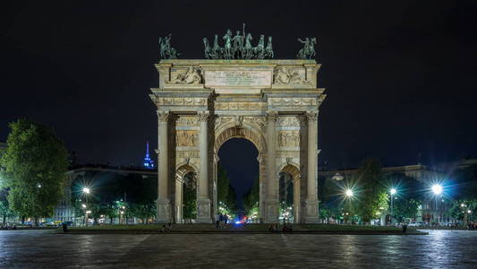 在Sempione广场Simplon广场的和平拱门的ArcoDella速度在夜间被照亮。 这是一座新古典凯旋门，高25米，宽