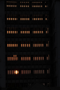城市窗户日落剪影