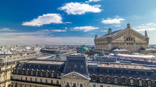 帕莱或歌剧加尼尔的顶部视图，国家音乐学院时代在巴黎法国。 阳光明媚的夏日从屋顶俯瞰。 这是一座1979年的歌剧院，建于1861年