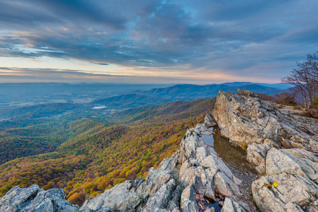 秋日日落从小石人悬崖沿阿巴拉契亚小径在谢南多阿国家公园弗吉尼亚。