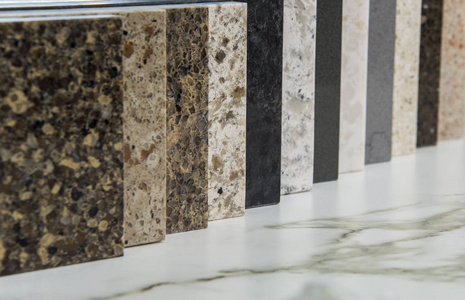 厨房台面花岗岩大理石和石英石的彩色样品照片