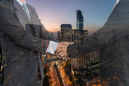 在曼谷城市的背景下,高楼大厦的商业区在泰国的黄昏中眼花缭乱.