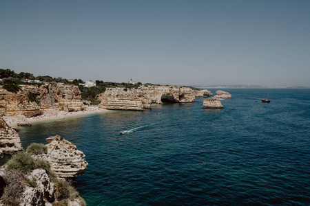 海军海滩普拉亚达马林哈是葡萄牙最著名的海滩之一，位于拉戈亚市阿尔加夫的大西洋海岸。