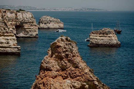 海军海滩普拉亚达马林哈是葡萄牙最著名的海滩之一，位于拉戈亚市阿尔加夫的大西洋海岸。