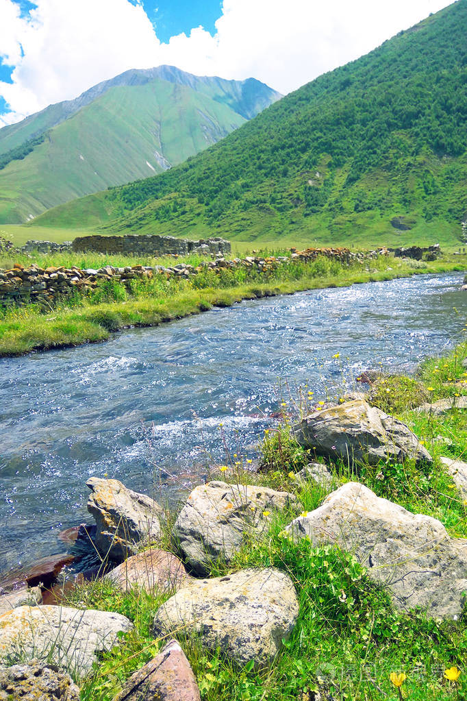 美丽的风景. 山区河谷景观. 山脉中的河谷. 美丽的山脉河谷全景.