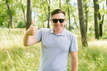 展示拇指向上的手势自由和幸福的概念