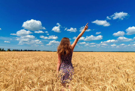 并指向一个手指向上的手势自由空间