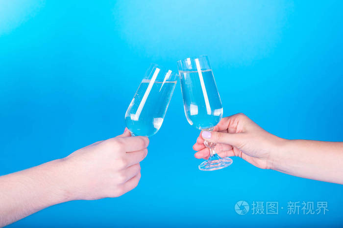 干杯. 男人和女人用香槟庆祝. 浪漫时刻