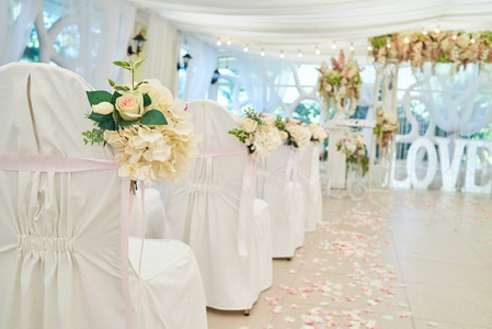 为参加婚礼的客人准备的带白布的空椅子,免费空间照片