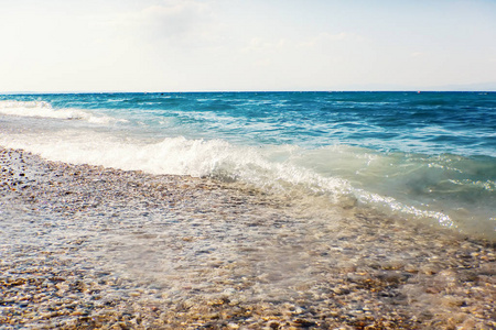 沙滩背景下蓝色海洋的软波