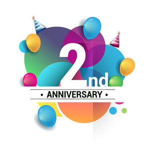 两年周年标志，矢量设计生日庆祝与彩色几何，圆圈和气球隔离在白色背景。