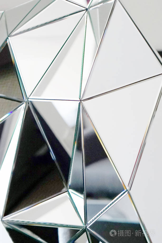 镜子与水晶在墙壁装饰和反射. 抽象玻璃背景. 多边形面. 快关门.