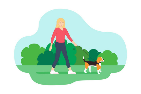 宠年轻的女人和她的小猎犬在公园里散步.