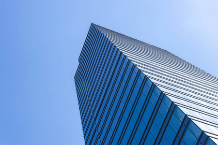 商业建筑天际线仰望蓝天. 现代建筑公寓. 高科技的外表. 反光建筑物.