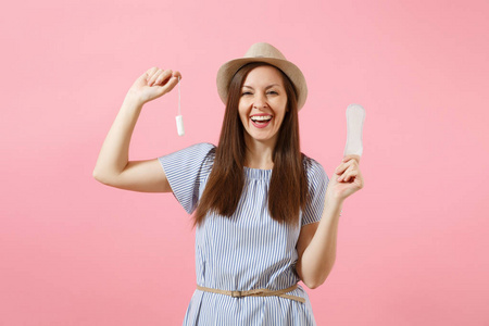 年轻女子的肖像,穿着蓝色连衣裙,拿着卫生巾,卫生巾,卫生棉,用于不同