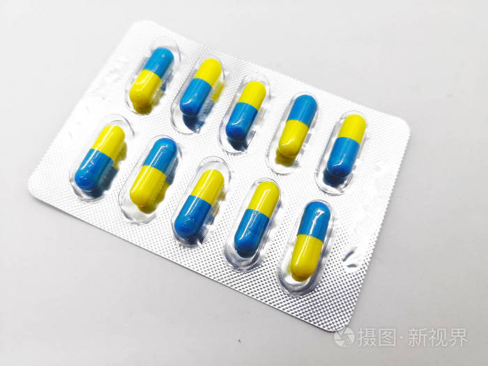 用于治疗肌肉炎症和减轻疼痛. 孤立在白色背景上,集中在前景和复