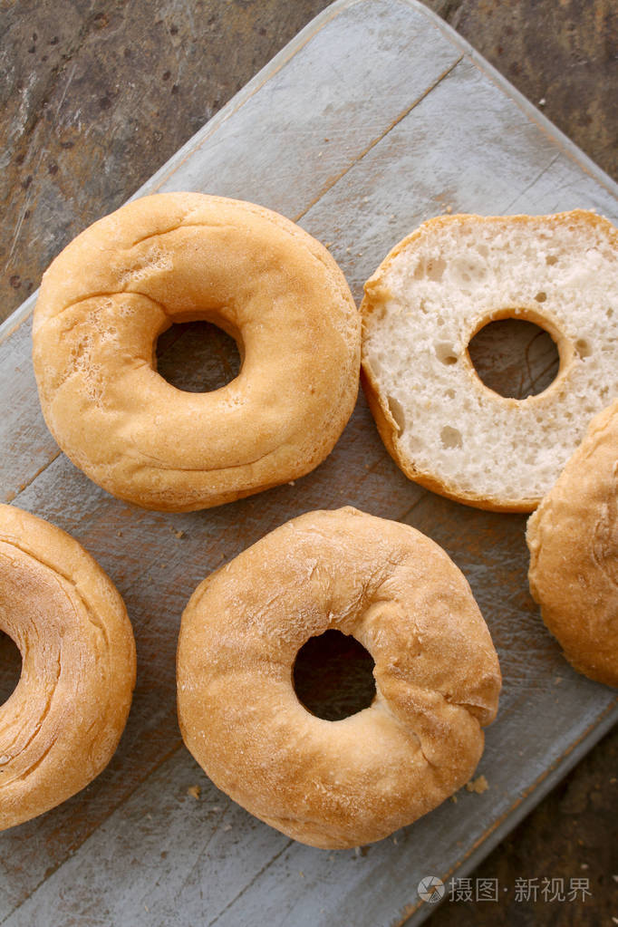 桌子上有无麸质百吉饼