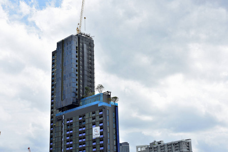 现代城市阿哈尔的建筑物正在建造中。 泰国曼谷现代办公大楼