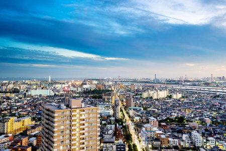 商业文化理念为房地产和企业建设全景现代城市天际线鸟眼空中夜景下的戏剧性霓虹灯和美丽的深蓝色天空日本东京