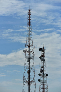 无线通信天线与明亮的天空。电信塔与天线与蓝天。
