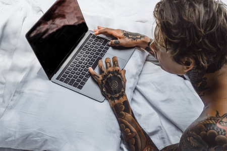 一个在床上工作的男人，在笔记本电脑上检查邮件，看听音乐的电影