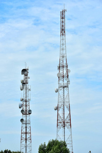 微波系统。无线通信天线与明亮的天空。电信塔与天线与蓝天。