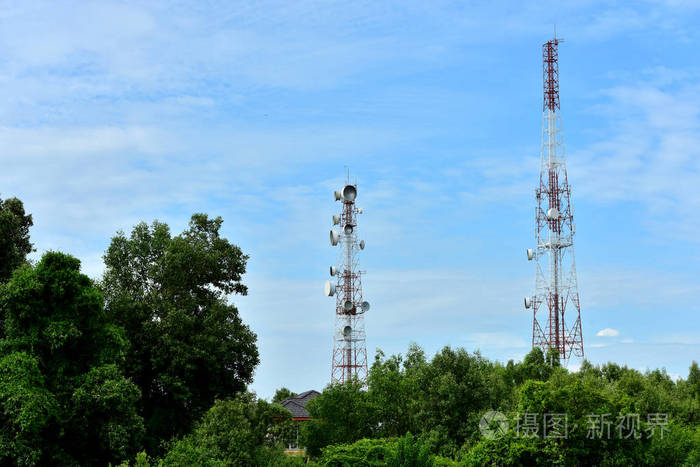 无线通信天线与明亮的天空电信塔与天线与蓝天