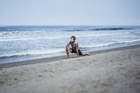 海洋海岸上的一个男人正在从事运动，在海滨跑步。 岸上运动的概念。